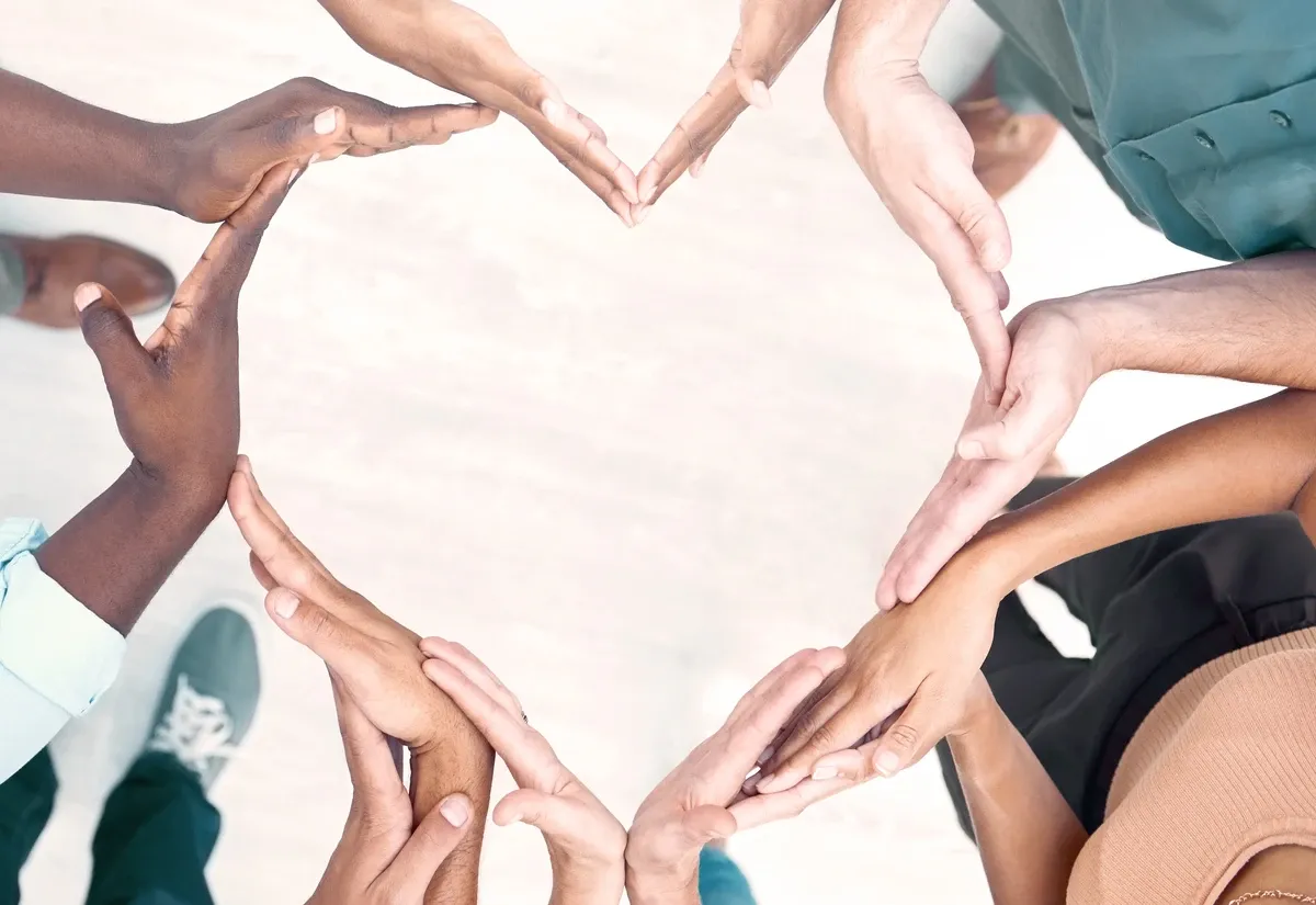 Teamwork. Gruppe aus Menschen formen mit Ihren Händen ein Herz