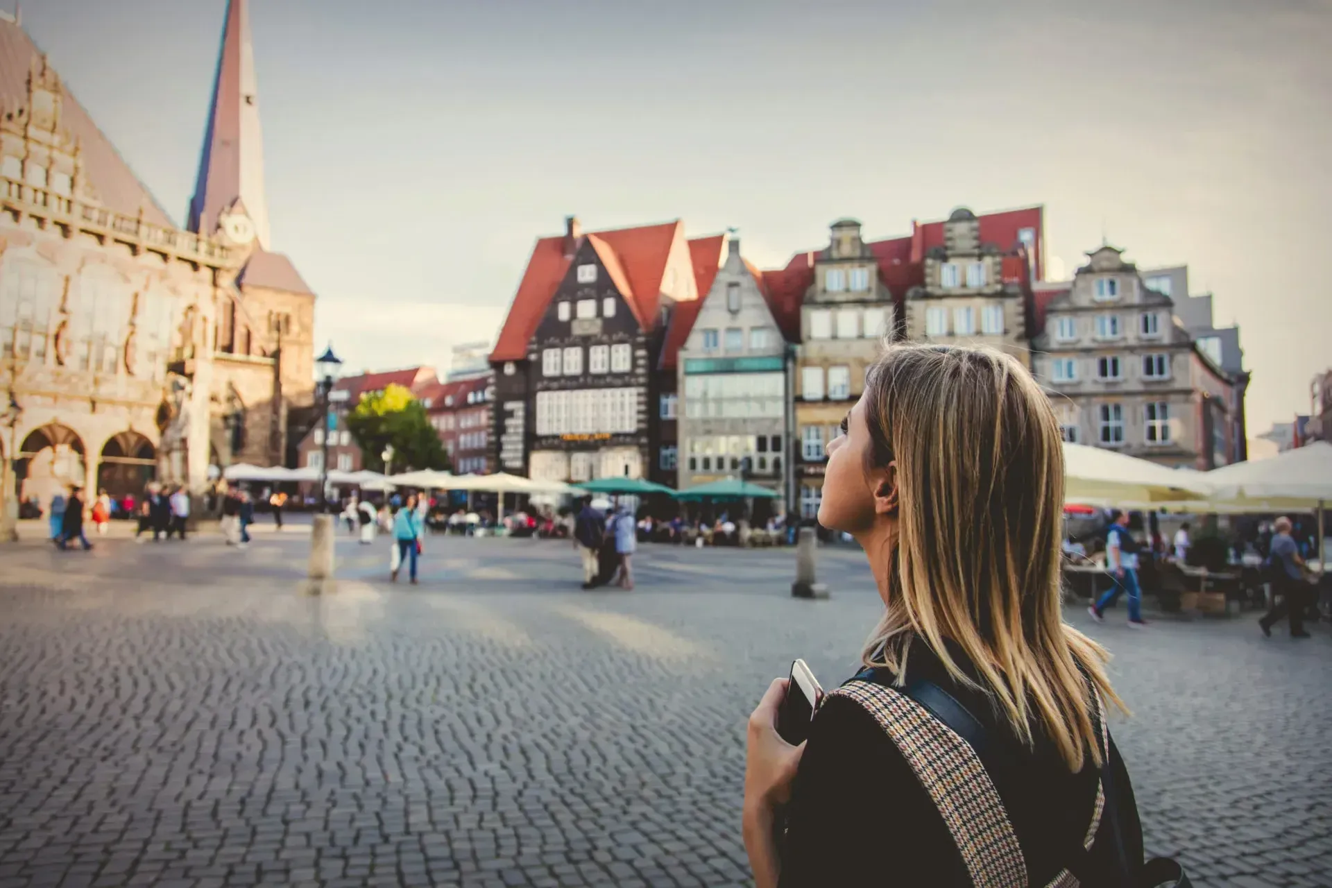 Frau auf einem alten Markplatz